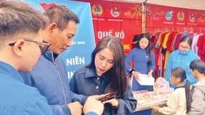 Các đoàn viên thanh niên Bắc Ninh hướng dẫn người dân cài đặt chữ ký số.