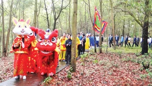 Các đại biểu và nhân dân cùng đội múa lân, đội trống thực hiện các nghi lễ truyền thống trên đường lên Ngũ Nhạc linh từ .