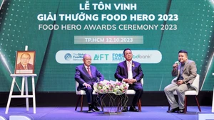 Ông Nguyễn Tuấn Khởi, Chủ tịch Ngân hàng Thực phẩm Việt Nam trong một lần trò chuyện với GS,TS Võ Tòng Xuân tại Lễ tôn vinh giải thưởng Food hero 2023 (Ảnh: BÙI DUYÊN)