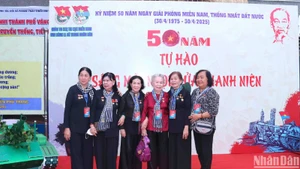 Các đại biểu tham dự buổi họp mặt.
