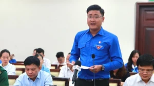 Các đoàn viên, thanh niên thành phố chia sẻ nhiều ý kiến tâm huyết, thẳng thắn với lãnh đạo thành phố.
