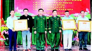 Lễ trao Bằng “Tổ quốc ghi công” tri ân 4 liệt sĩ. (Ảnh: XUÂN DIỆN)