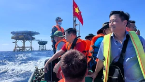 Các phóng viên trong chuyến công tác tại quần đảo Trường Sa và Nhà giàn DK1. (Ảnh: MINH QUYẾT) 