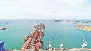 Với vị trí đắc địa và lợi thế vốn có, cảng biển nước sâu Dung Quất hội tụ đủ điều kiện phát triển toàn diện.