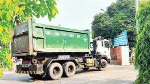 Xe vận chuyển rác ra, vào một chi nhánh của Công ty Trách nhiệm hữu hạn Một thành viên Môi trường đô thị thành phố.