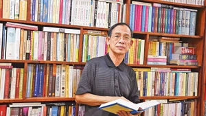 Nhà nghiên cứu Phạm Ngô Minh trong thư phòng tại nhà riêng.