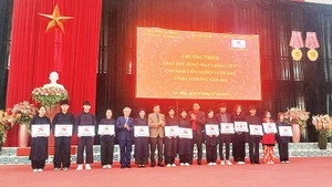 Đại diện Quỹ Hạt giống Việt trao học bổng cho sinh viên tỉnh Cao Bằng.