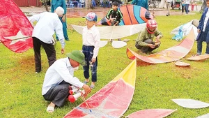 Người dân xã Song An (huyện Vũ Thư, tỉnh Thái Bình) thuần thục kỹ năng chơi diều sáo.