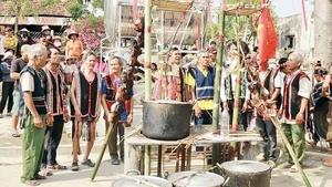 Hội đồng già làng thực hiện nghi lễ Sơmă Kơcham.
