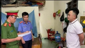 Cơ quan chức năng tống đạt quyết định khởi tố, bắt tạm giam đối với Nguyễn Thành Đạt.