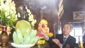Phó Bí thư Thường trực Tỉnh ủy, Chủ tịch Hội đồng nhân dân tỉnh Quảng Trị tỉnh Nguyễn Đăng Quang dâng hương tưởng nhớ Tổng Bí thư Lê Duẩn. (Ảnh: Q.H)