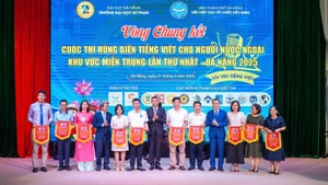 Ban tổ chức trao cờ lưu niệm cho các đội thi.