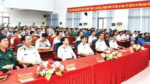 Các đại biểu dự triển lãm “Hải quân nhân dân Việt Nam Anh hùng - 70 năm hành trình giữ biển”. (Ảnh NGỌC VĨNH)