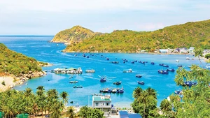 Vịnh Vĩnh Hy, xã Vĩnh Hải, huyện Ninh Hải, một danh thắng đã được Tổ chức Kỷ lục Việt Nam xác lập vào tốp 10 vịnh đẹp nhất của Việt Nam.
