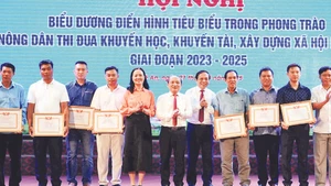 Lãnh đạo tỉnh Nghệ An trao giấy khen tặng các cá nhân có thành tích xuất sắc trong công tác khuyến học, khuyến tài, xây dựng xã hội học tập.