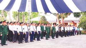 Lễ truy điệu và an táng hài cốt các liệt sĩ quân tình nguyện và chuyên gia Việt Nam. (Ảnh PHẠM BẰNG)