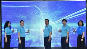 Các đại biểu trong ban tổ chức bấm nút phát động lễ ra quân. (Ảnh HSS)
