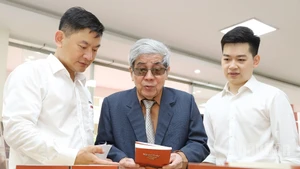 Giáo sư Hà Minh Đức và các học trò bên ấn phẩm mới “Người thầy và những trang sách” .
