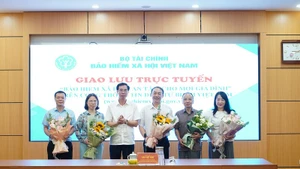 Phó Giám đốc Bảo hiểm xã hội Việt Nam Đào Việt Ánh tặng hoa khách mời, chuyên gia tham dự chương trình. (Ảnh: VSS)