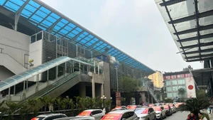 Đại diện cư dân Chung cư 302 đường Cầu Giấy tập trung trước sảnh tòa nhà vào sáng 4/4. 