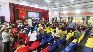 Đông đảo người dân trên địa bàn huyện Ea H'leo đến dự chương trình Ngày hội sức khỏe Ea H'leo để được khám bệnh và cấp thuốc miễn phí. (Ảnh: Báo Nhân Dân)