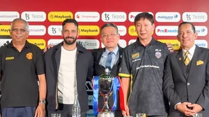 Huấn luyện viên Kim Sang Sik và Ruben Amorim tại buổi họp báo. (Ảnh: VFF)