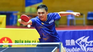 Tay vợt sinh năm 2001 - Đinh Anh Hoàng thi đấu bùng nổ tại trận chung kết đơn nam Giải vô địch bóng bàn quốc gia Báo Nhân Dân lần thứ 43. (Ảnh: DUY LINH)