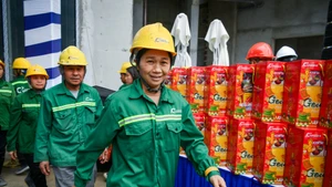 Trao quà Tết Nguyên đán Ất Tỵ cho người lao động tại công trường Ecopark, Hưng Yên, tại chương trình Xây Tết 2025 do Báo Nhân Dân phối hợp Công ty Cổ phần Xây dựng Coteccons thực hiện. (Ảnh THÀNH ĐẠT)