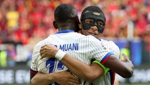 Randal Kolo Muani và Kylian Mbappé ăn mừng bàn thắng duy nhất của trận đấu. (Ảnh: UEFA)