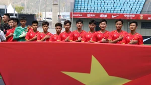 Các thành viên U16 Việt Nam hát quốc ca trước giờ bóng lăn. (Ảnh: VFF)