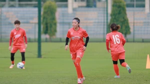 Tiền đạo Huỳnh Như tập luyện cùng các đồng đội. (Ảnh: VFF)