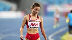 Sau khi giành Huy chương Vàng điền kinh 1.500m, Nguyễn Thị Oanh không ăn mừng mà đi thẳng vào khu vực nghỉ ngơi, chuẩn bị cho phần thi tiếp theo. (Ảnh: D.T)