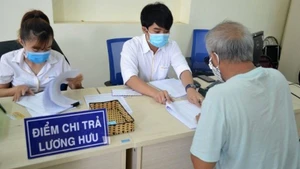 Chi trả lương hưu cho người dân. (Ảnh VSS)