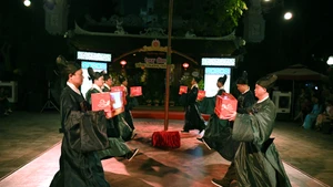 Tiết mục múa “Tám đạo sắc phong” dàn dựng theo phong cách nghệ thuật cung đình. (Ảnh: THẾ DƯƠNG)