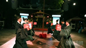 Tiết mục múa “Tám đạo sắc phong” dàn dựng theo phong cách nghệ thuật cung đình. (Ảnh: THẾ DƯƠNG)