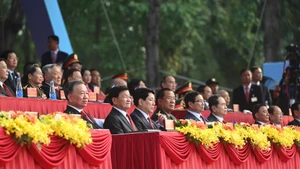 Dự Lễ có các đồng chí lãnh đạo, nguyên lãnh đạo Đảng, Nhà nước, Ủy ban Mặt trận Tổ quốc Việt Nam, các đồng chí lão thành cách mạng, Bà Mẹ Việt Nam Anh hùng, Anh hùng Lực lượng vũ trang nhân dân, Anh hùng Lao động; lãnh đạo các Bộ, ban, ngành Trung ương và địa phương; các cựu chiến binh từng tham gia làm nên Đại thắng mùa Xuân năm 1975, cùng hàng nghìn khách mời đại diện cho các tầng lớp nhân dân cả nước. (Ảnh: DUY LINH)