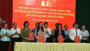 Ký biên bản bàn giao tổ chức đảng, đảng viên giữa Thường trực Đảng ủy Khối cơ quan-doanh nghiệp tỉnh Hưng Yên với lãnh đạo đảng ủy các ngân hàng thương mại nhà nước.