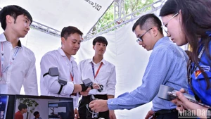 Đông đảo bạn trẻ đến với Ngày hội để tìm hiểu những dự án, sản phẩm khởi nghiệp đổi mới sáng tạo của sinh viên.