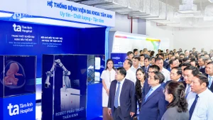 Thủ tướng Phạm Minh Chính cùng các lãnh đạo thăm gian hàng giới thiệu của Bệnh viện Đa khoa Tâm Anh tại Triển lãm quốc tế đổi mới sáng tạo Việt Nam 2023. Ảnh | Tâm An