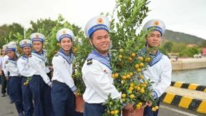 Các chiến sĩ hải quân đưa những chậu quất lên tàu ra đảo. Ảnh | Đoàn Văn Trưởng