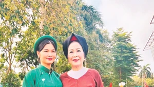 Nghệ nhân Nhân dân Phan Thị Kim Dung (phải) sau một buổi biểu diễn giao lưu nghệ thuật truyền thống.
