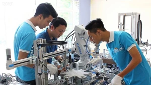 Học viên Trường cao đẳng Cơ điện Hà Nội trong một buổi thực hành.