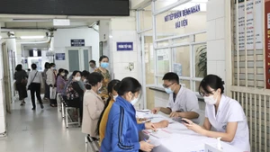 Người dân đăng ký tầm soát ung thư tại Trung tâm Y học Hạt nhân và Ung bướu - Bệnh viện Bạch Mai.