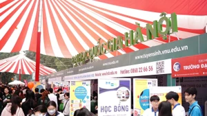 Đông đảo sinh viên đến gian hướng nghiệp của Trường ĐH Quốc gia Hà Nội để được tư vấn chuyên sâu về phương thức tuyển sinh tăng cơ hội trúng tuyển, các gói hỗ trợ học tập.