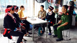 Cán bộ xã biên giới Xín Chải, huyện Vị Xuyên, tỉnh Hà Giang vận động nhân dân bảo vệ an ninh trật tự, xóa bỏ hủ tục.