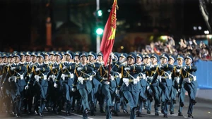 Trung úy Vũ Chí Hưng, Trợ lý Cơ yếu Ban Cơ yếu Phòng Tham mưu, Sư đoàn 365, Quân chủng Phòng không-Không quân (đi đầu) vinh dự là Khối trưởng Khối đi Sĩ quan Phòng không-Không quân tham gia Lễ diễu binh, diễu hành Kỷ niệm 50 năm Ngày Giải phóng miền nam, thống nhất đất nước (30/4/1975-30/4/2025) tại buổi sơ duyệt.