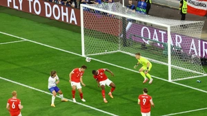 Đội tuyển Pháp ra quân và có được chiến thắng 1-0 trước Áo với bàn thắng phản lưới nhà. (Ảnh: Guardian)