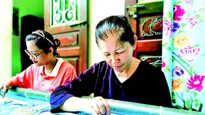 Các sản phẩm thêu ren Văn Lâm ngày càng được đổi mới, đáp ứng thị hiếu của du khách. (Ảnh SỞ DU LỊCH NINH BÌNH)