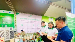 Giới thiệu các sản phẩm bao bì được chế tạo từ vỏ cà-phê và phụ phẩm nông nghiệp.