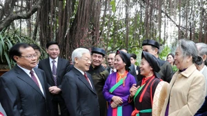 Tổng Bí thư Nguyễn Phú Trọng thăm hỏi, chúc Tết nhân dân Thủ đô Hà Nội đang vui xuân bên Đền Ngọc Sơn. Ảnh: Trí Dũng-TTXVN